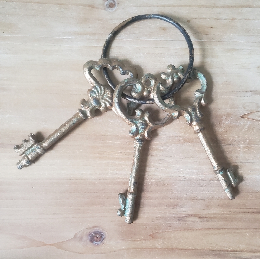 Vintage Style Gold Tone Antiqued Skeleton Keys